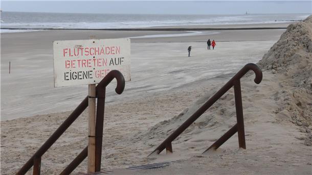 Über nötige Küstenschutzmaßnahmen wollen Experten am Ende der laufenden Sturmflutsaison entscheiden. (Archivfoto)