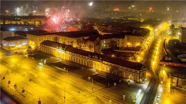 Über Potsdam steigt in der Silvesternacht 2019 Feuerwerk in den Nachthimmel auf.