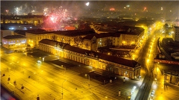 Über Potsdam steigt in der Silvesternacht 2019 Feuerwerk in den Nachthimmel auf.