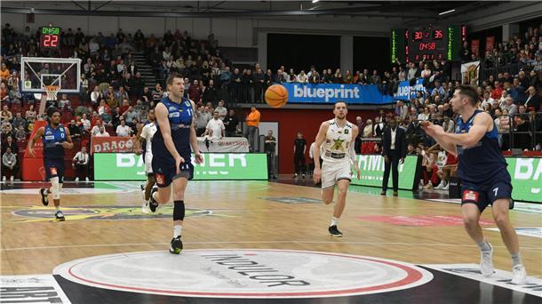 Über Robert Oehle (links) und Adrian Breitlauch kommen die Eisbären im Nordderby in Quakenbrück zu Fastbreak-Punkten.