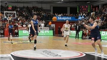 Über Robert Oehle (links) und Adrian Breitlauch kommen die Eisbären im Nordderby in Quakenbrück zu Fastbreak-Punkten.