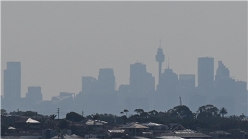 Über Teilen der australischen Metropole Sydney hängt eine Qualmglocke.
