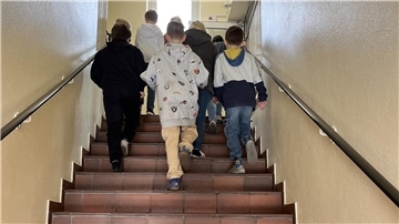 Treppenaufgang in der Grundschule Midlum. Die meisten Unterrichtsräume in der Dorfschule im Landkreis Cuxhaven sind nicht barrierefrei.
