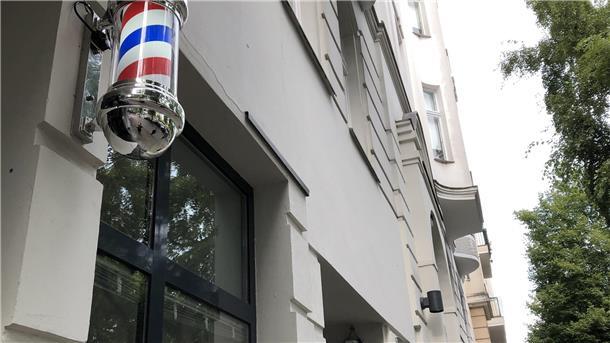 Die rot-weiß-blau gestreifte Säule ist das weltweite Symbol für den Barbershop.