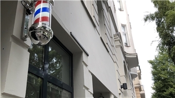 Die rot-weiß-blau gestreifte Säule ist das weltweite Symbol für den Barbershop.