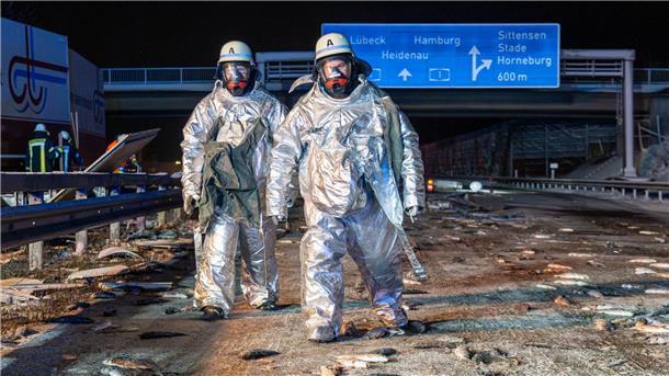 Winter sorgt für Chaos auf den Straßen - Für Sonntag ist Eisregen angekündigt Überall Fische auf der Fahrbahn: Bei dem Unfall auf der A1 mussten Feuerwehrleute die Unfallstelle zunächst in speziellen Schutzanzügen sichern.