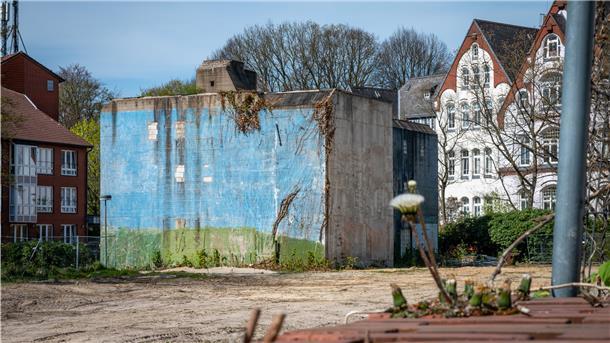 Überall in der Stadt verteilt gibt es zwar noch Bunker, aber sie können nicht mehr für den Zivilschutz genutzt werden. Der Betonklotz an der Wurster Straße soll abgerissen werden. Foto Scheschonka