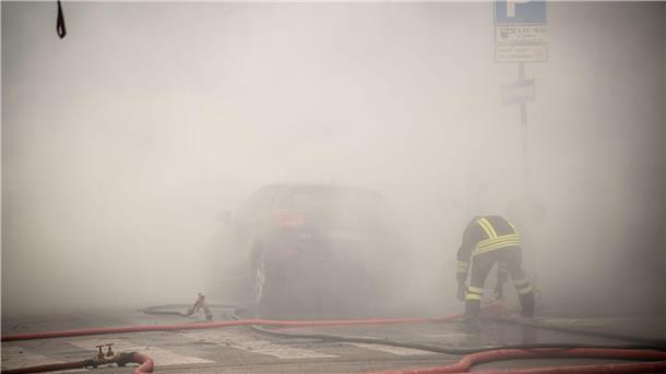 Explosionen in Mailand - Fahrzeuge brennen Überall Rauch.