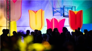 Überdimensionale Plastikblumen bestimmten das Bild beim Neujahrsempfang in der Geestlandhalle in Elmlohe.