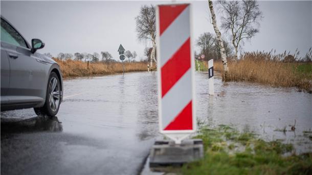 Überflutete Straßen und Radwege im Kreis Cuxhaven: Hier staut sich das Wasser auf der Kreisstraße zwischen Bramel und Laven. 
