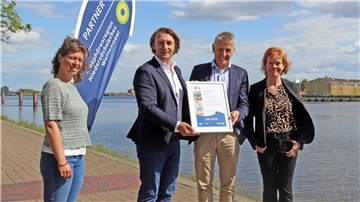 Übergabe einer Urkunde. Der Wasserverband OOWV ist damit Partner für die Biosphärenregion.