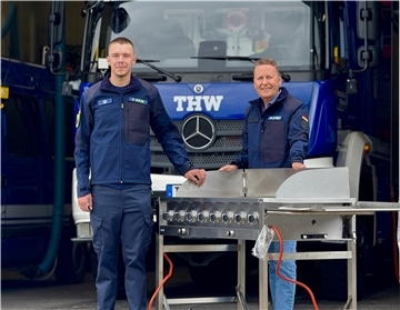 Übergabe eines Gasgrills für das THW Bremerhaven an Philip Gulde (links), Mitglied der Kochgruppe des THW Bremerhaven, und Dr. Olaf May, 1. Vorsitzender der THW-Helfervereinigung Bremerhaven. 