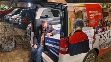 Übergabe in Berlin: Professor Klaus J. Bade mit einer der vielen Bücherkisten im Transporter des Deutschen Auswandererhauses.