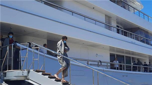 Überlebende des Bootsunglücks erreichen nach der Rettungsaktion das griechische Festland.
