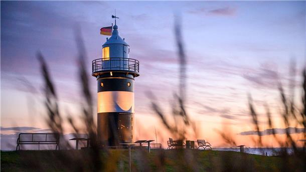 Übernachten kann man im Leuchtturm „Kleiner Preuße“ in Wremen zwar nicht, heiraten aber schon. 66 Paare haben sich 2024 in dem hübschen Seezeichen getraut.