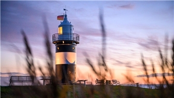 Übernachten kann man im Leuchtturm „Kleiner Preuße“ in Wremen zwar nicht, heiraten aber schon. 66 Paare haben sich 2024 in dem hübschen Seezeichen getraut.
