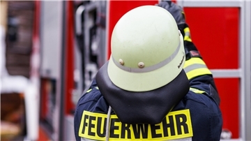 Ein Feuerwehrmann mit Helm von hinten