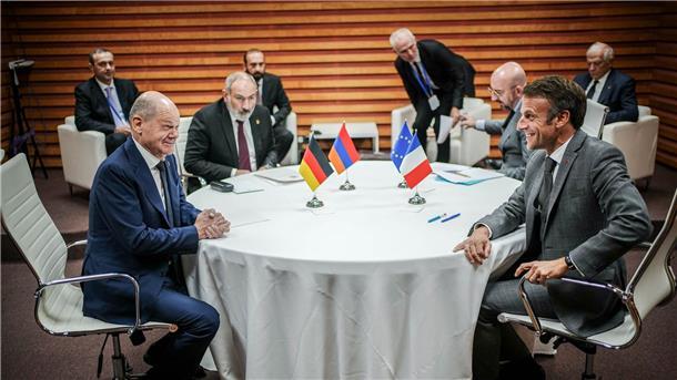 Europa-Gipfel: Deutschland liefert weiteres Flugabwehrsystem Überraschend gute Laune: Bundeskanzler Scholz zusammen mit Armeniens Ministerpräsident Nikol Pashinjan, EU-Rats-Präsident Charles Michel und Frankreichs Präsident Macron beim Gipfeltreffen in Granada.