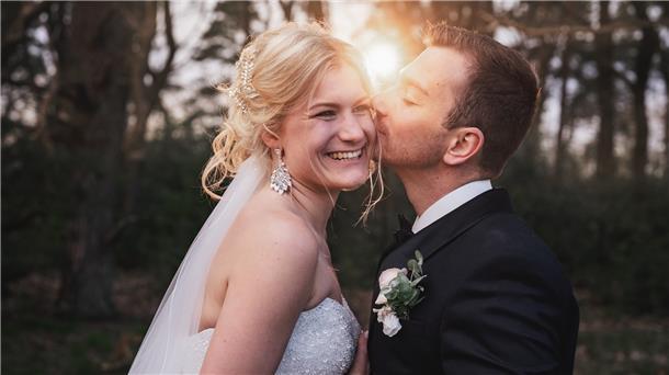 Überraschend wieder da: Dies ist eine der Originalaufnahmen, die Fotografin Maylin Wied zwischen Bademühlen und Badenstedt von dem Zevener Brautpaar Alina und Stefan Martens geschossen hat.