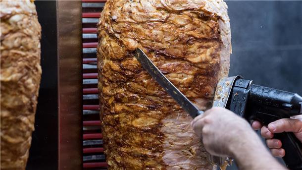 Steinmeier reist mit Dönerspieß in die Türkei „Überraschung von Steinmeier: Er kommt mit 60 Kilo Döner in die Türkei“ (Symbolbild).