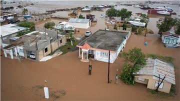 Überschwemmte Häuser am Strand von Salinas in Puerto Rico, nachdem Hurrikan „Fiona“ durch das Gebiet gezogen ist.