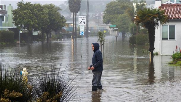 Ellen DeGeneres filmt Überschwemmung in Kalifornien Überschwemmte Straße im kalifornischen Aptos: Seit Ende Dezember wird der bevölkerungsreichste Bundesstaat der USA von heftigem Regen, starken Winden und Überschwemmungen heimgesucht.