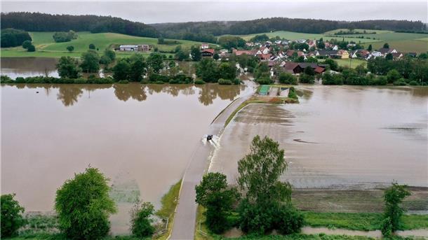 Überschwemmte Ufer und Straßen im bayerischen Kammeltal - die Hochwasserlage im Süden Deutschlands hält an.