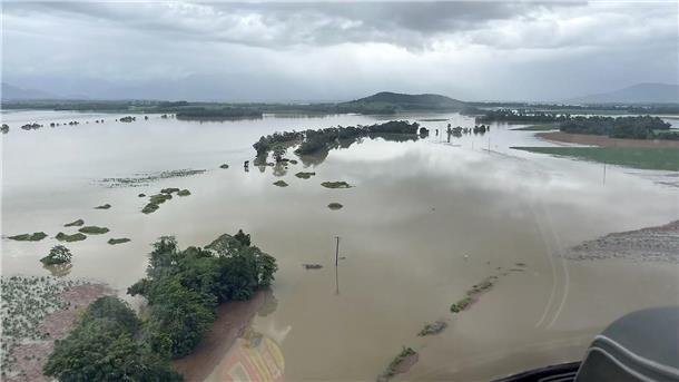Weiter schwere Überschwemmungen in Australien Überschwemmungen in Tully in Queensland nach heftigen Regenfällen und Überschwemmungen durch den Sturm „Jasper“.