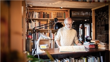 Übersetzer Michael Lehmann aus Padingbüttel hat autobiografische Erzählungen des Holocaust-Überlebenden Bernard Gotfryd vom Englischen ins Deutsche übertragen.