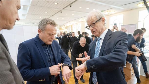 Zähes Ringen bei den Metall-Tarifverhandlungen geht weiter Uhrencheck: IG-Metall-Bezirksleiter Baden-Württemberg Roman Zitzelsberger (l) und Harald Marquardt von Südwestmetall.