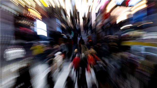 2022 war ein schlechtes Jahr - finden vor allem Ältere Ukraine-Krieg, Inflation, hohe Energiekosten: Vielen Deutschen bleibt das Jahr 2022 nicht in der besten Erinnerung.