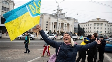 Ukrainer versammeln sich in der Innenstadt, um die Rückeroberung ihrer Stadt Cherson zu feiern.