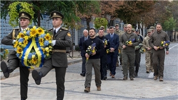 Ukraines Präsident Wolodymyr Selenskyj nimmt an einer Kranzzeremonie während des Tages der Verteidiger auf dem Mykhailivska-Platz in Kiew teil.