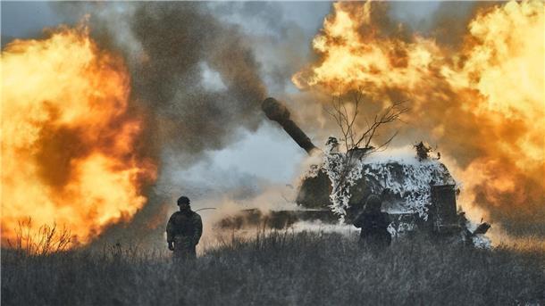 Krieg gegen die Ukraine: So ist die Lage Ukrainische Artillerie feuert in der Region Donezk in Richtung russischer Linien.
