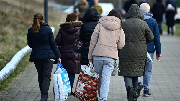 Ukrainische Flüchtlinge nach ihrer Registrierung in Potsdam.