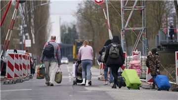 Ukrainische Flüchtlinge verlassen mit ihrem Gepäck die Flüchtlingsunterkunft in Hamburg.