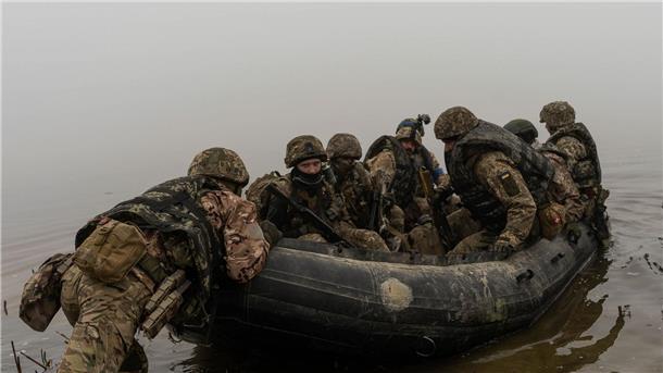 Ukrainische Marinesoldaten auf dem Dnepr an der Frontlinie bei Cherson.