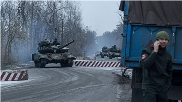 Ukrainische Panzer rollen in Richtung Frontlinie in der Region Donezk.