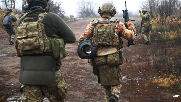 Ukrainische Soldaten ändern ihre Position an einem ungenannten Ort in der Region Donezk.