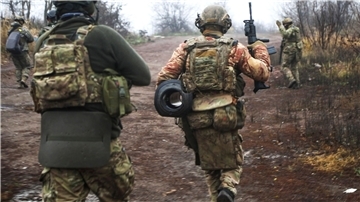 Ukrainische Soldaten ändern ihre Position an einem ungenannten Ort in der Region Donezk.