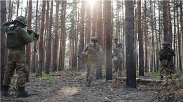 Ukrainische Soldaten an der Frontlinie in der Nähe von Kreminna.