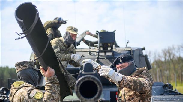 Krieg gegen die Ukraine: So ist die Lage Ukrainische Soldaten arbeiten am Bundeswehrstandort Klietz im Rahmen ihrer Ausbildung an einem Leopard-Kampfpanzer.