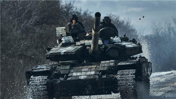 Kann die Ukraine gegen Russland bestehen? Ukrainische Soldaten auf einem Panzer an der Frontlinie in Bachmut.