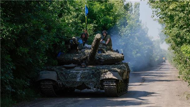 Ukrainische Soldaten auf einem T-64-Panzer an der Frontlinie in der Nähe von Bachmut.