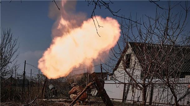 Ukrainische Soldaten beim Abfeuern eines Mörsers auf russische Stellungen an der Frontlinie bei Bachmut.