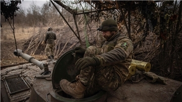 Ukrainische Soldaten bereiten ein selbstfahrendes Artilleriefahrzeug vor, um auf russische Stellungen an der Frontlinie in der Region Donezk zu feuern.