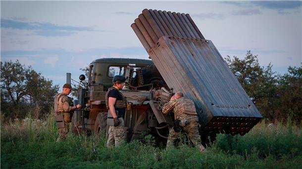 Krieg gegen die Ukraine: So ist die Lage Ukrainische Soldaten bereiten einen Mehrfachraketenwerfer vor, um Raketen auf die russischen Stellungen an der Frontlinie in der Nähe von Bachmut abzufeuern.