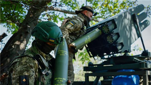 Ukraine kann auf neue EU-Zusagen hoffen Ukrainische Soldaten bereiten einen Mehrfachraketenwerfer vor, bevor sie auf russische Stellungen feuern.