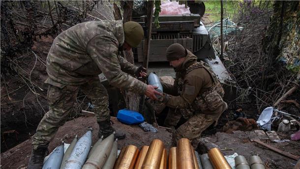 EU bringt Militärhilfe für Ukraine auf den Weg Ukrainische Soldaten bereiten Haubitzengranaten in vor. Die EU hat rund 1,4 Milliarden Euro für Militärhilfen für die Ukraine auf den Weg gebracht.