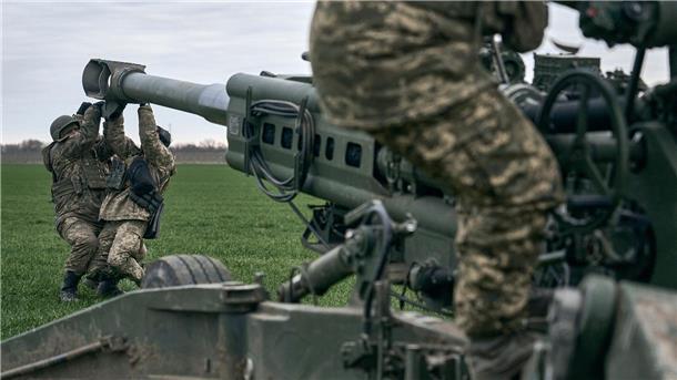 Krieg gegen die Ukraine: So ist die Lage Ukrainische Soldaten bereiten in Cherson eine von den USA gelieferte M777 Haubitze für den Beschuss einer feindlichen Stellung vor.